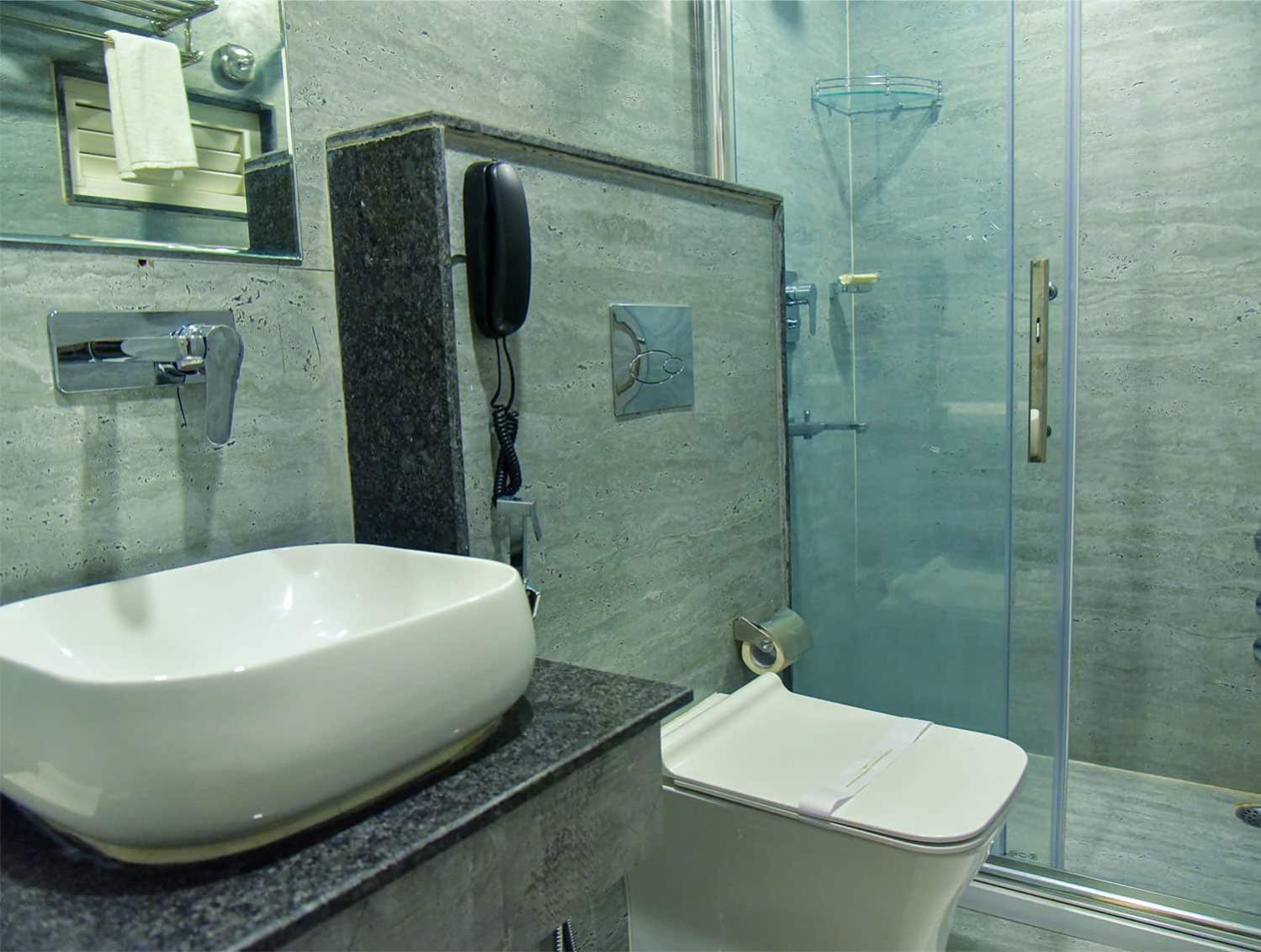 Hotel Apollo Grand Guwahati Exteriör bild