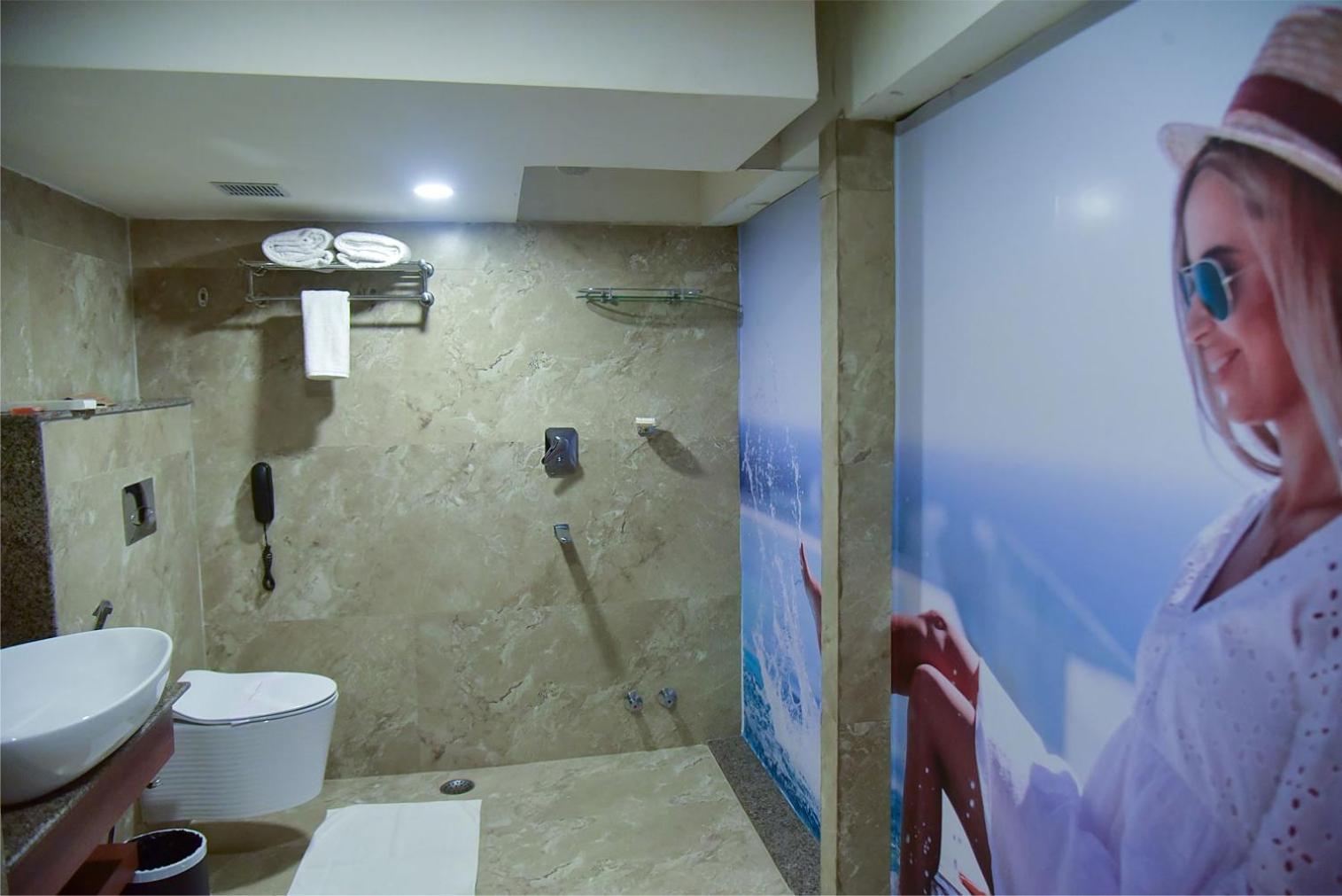 Hotel Apollo Grand Guwahati Exteriör bild